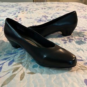 NIB.  Soft Style low heel black pumps.  Size 9W.